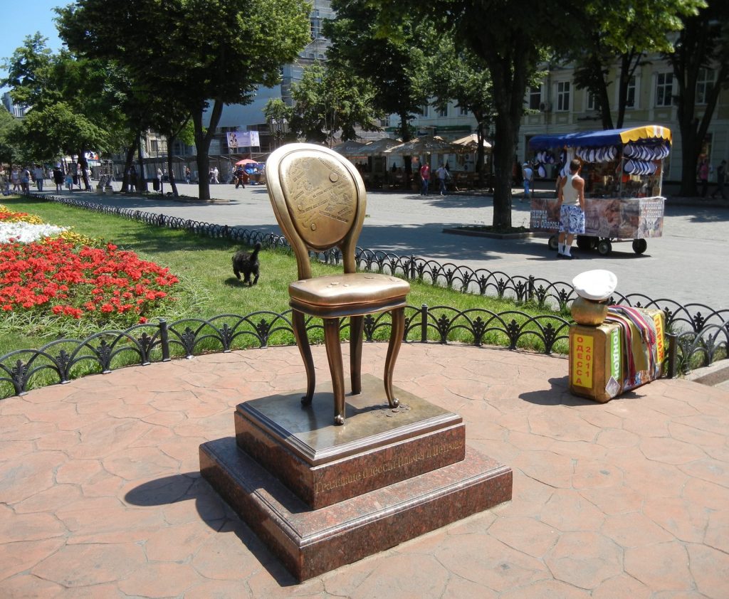 Памятник-двенадцатому-стулу-Одесса